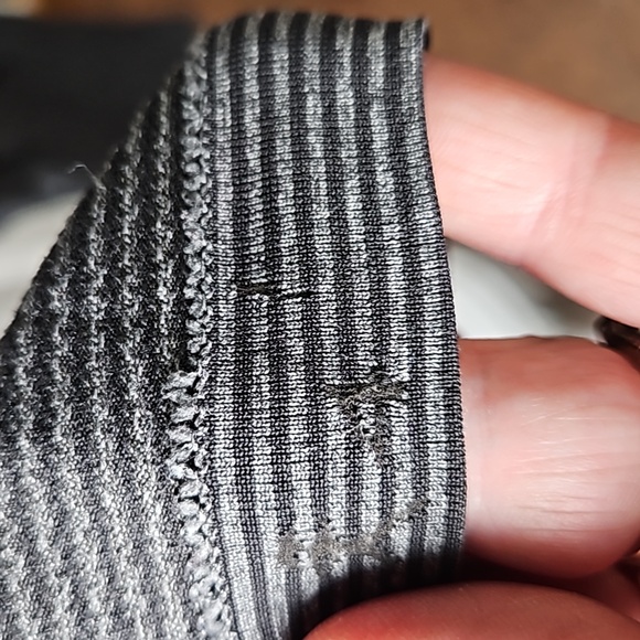 Women's Lululemon Size 4 Swiftly Tech Black/Grey Stripe Thumbholes - Picture 4 of 5